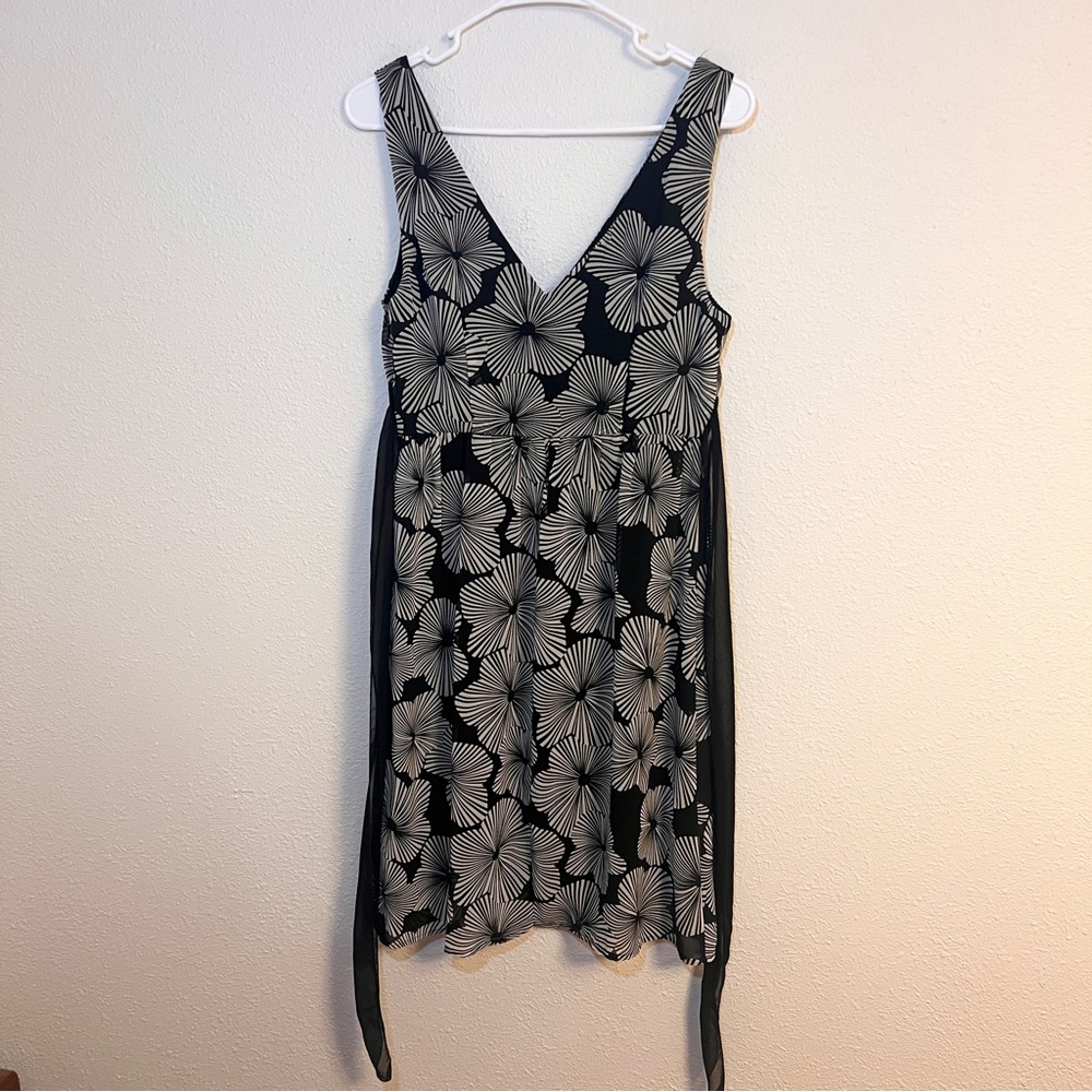 Black & White Floral Fit & Flare Dress Size 8 37” length Classic - Picture 4 of 10